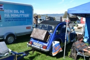 Lørdag. Her møter jeg også en kjenning, men han har med seg en annen bil i dag på grunn av hengefeste. Stikkord - Sitroën Dyane og Renault 6 i Norsk Motorveteran blad.