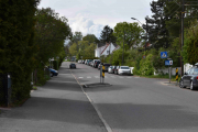 Ikke langt igjen nå og vi ser at det allerede er parkert mange biler langs veien