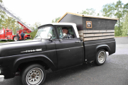 På min vei møter jeg mange artige og fine biler som den her for eksempel, en Ford F-100