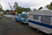 Her kommer det en Chevrolet med campingvogn på slep, god gammel årgang dette også