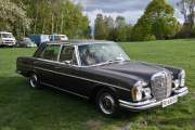 Vi tar en titt på de andre bilene som står her også. Dette er en Mercedes-Benz 300 SEL/9 3.5 fra 1972