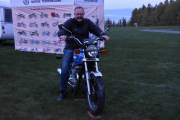 Denne karen tilhører ikke Tempoklubben, det ser bare slik ut. Han sitter på en Suzuki motorsykkel, årstall vet jeg ikke, men han ser fartsgal ut så dette går nok fort