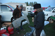 Men nå er det Renault utrykning, en kar har oppsøkt senior og han har Renault deler til salgs. Skjermene har han med seg, men når vi kommer på plassen er vi litt skeptiske