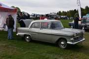 Vi tar en rask tur opp til klubb plassen og ser om noen allerede har kommet. Og det har det, første bilen vi ser er en Vauxhall Viktor fra 1961, kanskje ikke noe vi ser hver dag?