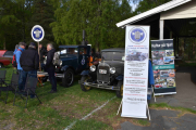 Så er vi ved Norsk A Modell Club, norsk merkeklubb for Ford A modeller fra 1928 til 1931. Den vi ser til høyre er en Ford Town Sedan fra 1931. Den til venstre vet jeg ikke navnet på