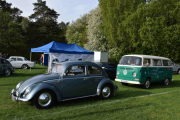 Vi går rett ovenfor og der er det to Volkswagen, den fremst er en Volkswagen 1, 1954 og den bak en Volkswagen 21, 1968