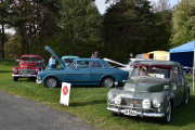 Vi er ved Østfold Veteran Vogn Klubb og vi tar den lengst til vestre og så lengst til høyre. Begynner med Volvo P 544 Sport, 1961 modell, så Volvo P 55434 fra 1960