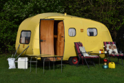 Jeg lovet dere et bilde av campingvogna i solskinn, her får dere bilde