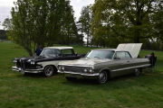 Hva gjør vi etter noe sånt? Jo, vi går på Finbilplassen. To nye biler og fra venstre ser vi en Ford Ranchero, 1957 modell og til høyre en Chevrolet Impala 1963 modell
