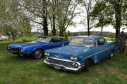 To nye tøffe biler på plassen, til venstre ser vi en Ford Tunderbird, modell 1970 og til høyre en Chevrolet Impala men i eldre årgang. Denne modellen er fra 1958, et år før jeg ble født