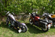 Vi bare begynner fra venstre, Honda Shadow, 1998 modell og den til høyre er en BMW R 100 RS fra 1978