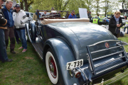 Vi går inn igjen og tar en titt på krembilene som står rett innafor. Det vi ser her er en Packard Twelve fra 1934 som faktisk gikk på tomgang, men det oppdaget jeg ikke før jeg gikk rundt bilen