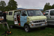 Rett nedenfor når jeg er på vei til standen vår ser jeg denne bilen, det er en Ford Econoline, faktisk en 1973 modell
