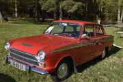 Men denne her er lettere og kjenne igjen, det er en Ford Cortina 1500 fra 1966. Når jeg ser på grillen så tror jeg dette er en GT modell