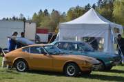 Her står det to Datsun-er, den nærmeste er en Datsun 240Z fra 1970 ,som ikke er så vanlig å se på norske veier. Den bak er en Datsun 140J fra 1977, var det denne modellen som het Violet også?