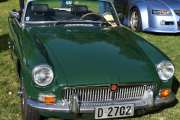 Her kommer det en fin sportsbil, det er en MG B fra 1964. Forkortelsen MG står for Morris Garages