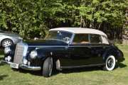 Nå kan ikke jeg få tatt bilde av alle bilene her, noen steder står det for mange folk rundt. Men denne Mercedes Benz 300 kan vi se på, den er fra 1953. Denne Cabriolet modellen var et flaggskip den gangen
