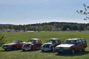 Men her har vi en fin rekke, skal vi begynne fra venstre. Mercedes Benz 560SL fra 1988, neste er Volkswagen 1200 fra 1962. Så har vi en som er nesten lik, det er en Volkswagen 11C fra 1953. Jeg ser en liten forskjell på Boblene, den ene har blinklys på skjermen og den andre har to-delt bakrute. Den siste til høyre er en Volvo 940 GL fra 1994, da mangler den et par år på og bli veteran