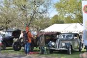 Gjort om dette bilde til svart hvitt, da ville bilene, Opel 16/35 fra 1912 og BMW 3.5 L fra 1940, følt seg som hjemme