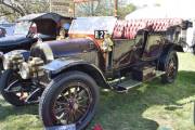 Dette er en gammel Opel fra 1912 og det står Voss & Hardanger Automobillag på siden av den. Jeg tror dette var første bilen til Voss & Hardanger Automobillag