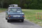 Her kommer det en bil inn på klubb området, det er en BMW 1602 fra 1971
