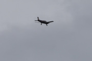Nå ble det mye trafikk både nede og oppe før vi skal dra, her kommer det en Piper PA28-181 Cherokee Archer III fra 1999. Den er ikke veteran enda, men kjenner jeg Rygge Flyklubb rett så kommer denne til å være i luften i mange år til