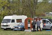 Nå er vi på finbilplassen og hvis jeg begynner fra venstre. Da har vi en Volkswagen LT31D fra 1985, i midten har vi en Opel Kadett Luxus fra 1984, og helt til høyre har vi en slags kombicamp som vi skal se på senere når de har kommet litt lenger i monteringen