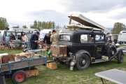 Hva kan sånne folk ha med seg når de ankommer i en Chevrolet Confederate fra 1932? Det står Ringnes Kunsthall på  siden av døren...