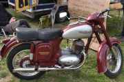 De har med seg en 175ccm Jawa 1956 som skal selges også