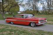 Det brummer litt når en Chevrolet Impala Sport Coupe fra 1959 kommer inn på finbilplassen