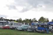 Fredagskvelden på Ekeberg er fantastisk, fra venstre har vi en  Chevrolet Impala fra 1959, neste er en Volkswagen California 70XOBL 2 fra 1991, neste er en Chevrolet Two Ten fra 1955, og neste er en Volvo Amazon stasjonsvogn 121 fra 1965, og den siste er en Chevrolet Touring fra 1931, tror jeg