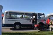 Her kommer det en buss fra Gausdal Bilselskap A/S (GB). Jeg tror det er en Volvo fra 1964 som Romerike Gammelbilklubb eier