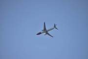 Så passerer Norwegian Air Shuttle AOC over oss, flåten deres består av Boeing 737-fly og mange av dem har en helt på halen som jeg prøver å lære meg
