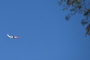 Så kommer det et fly igjen, det er Norwegian med en helt på halen - litt for langt unna