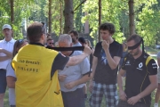 Jo, den går ut på at tre på laget for bind for øynene og den fjerde skal manøvrere dem i et puslespill