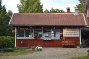Og ta bilde av resepsjonen uten folk og med litt effekt fra lys skiltene, er faktisk en opplevelse i seg selv. Det er faktisk litt mørkt enda
