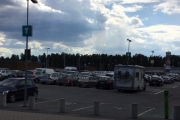 Vi har parkert på parkeringsplassen i Charlottenberg, nå er det bare å vente på de andre