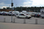 Vidar og Roar ankommer i en Renault Fuego, dette er en bil som tåler motorveier og en lang tur