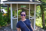 Fint bilde av Amanda og hun geiper ikke og bak henne ser du den eneste røykeplassen i parken