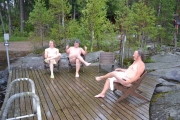 Men han fikk fort besøk av to andre da de skjønte at det var en fotograf her :-)