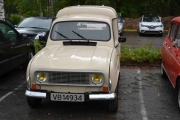 Tjueførste bilen er en Renault 4 F spesialutgave med forhøya tak