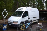 Femtini, siste bilen på parkeringsplassen. Renault Master, men nå må jeg ned til siste rommet på badstuen, kanskje det er tomt der nå