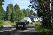 Ut fra plassen, vi har to biler som tåler motorveien foran oss