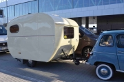 Renault 4 med campingvogn på slep er ikke så ofte man for se