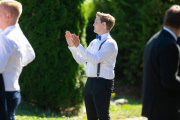 Toastmaster har full kontroll og signaliserer at nå kommer dem snart