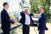 Hvordan han klarte å komme før oss til Hamardomen er en gåte, men her tar han oss da tidlig på morgenen