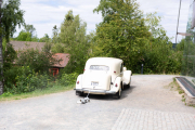 Legg merke til blikkboksene som henger bak bilen