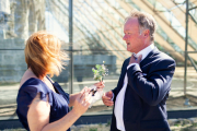 Ikke sant? Sløyfa sitter feil og den blomsten skal også på plass