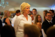 Vår vertinne forteller litt om plassen og hva vi for servert i kveld