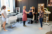 Bruden, mor og forloveren i samme bilde